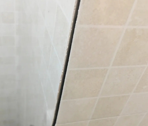 李沧瓷砖空鼓维修公司分享阳台瓷砖脱落的修复过程可以分为以下几个步骤