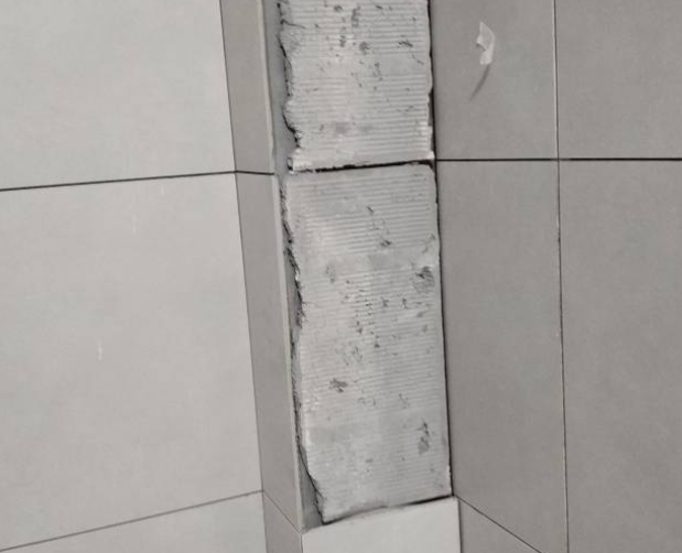李沧瓷砖空鼓维修公司分享下瓷砖施工前基层浇水润湿程度不足，可能导致以下问题